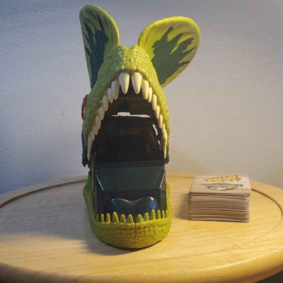 UNO Attack Jurassic World Dilophosaurus Card Launcher Dinosaur Head + 87 cards - Picture 2 of 8
